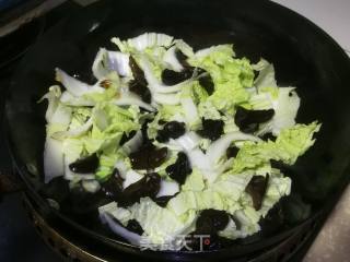 Stir-fried Cabbage with Black Fungus recipe