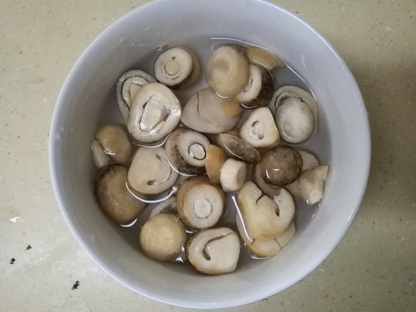 Bawang Supermarket | Stir-fried Straw Mushrooms with Garlic Seedlings recipe