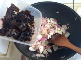 Scrambled Eggs with Onion and Fungus recipe