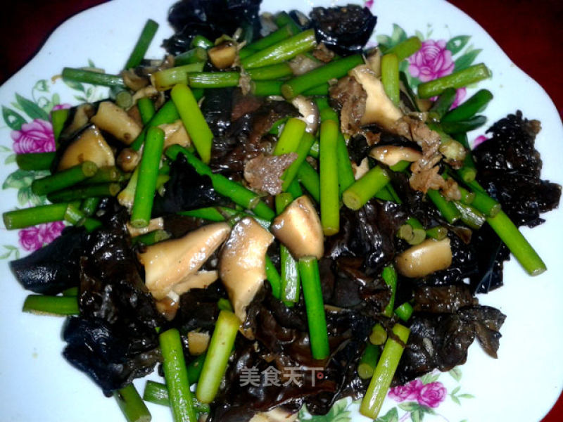 Stir-fried Garlic Sprouts with Mushrooms and Fungus recipe