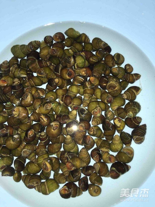 Fried Stone Snails with Basil Leaves recipe