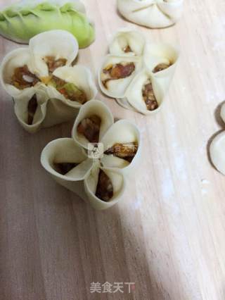 Little New Year's Eve: Sixi Steamed Dumplings Vs. Cabbage Dumplings recipe