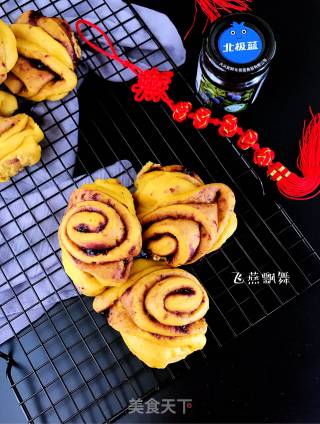 Pumpkin Flower Roll with Blueberry Sauce recipe