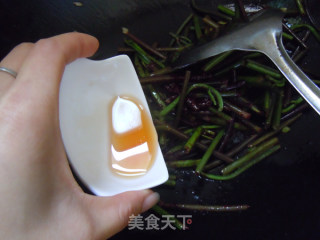 The Fragrance of Spring Wild Vegetables---stir-fried Bracken with Vinasse recipe