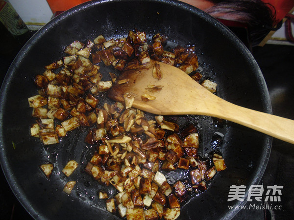 Fried Potatoes with Walnuts in Sauce recipe