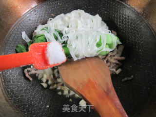 Stir-fried Hor Fun with Vegetable Core and Shredded Pork and Egg recipe