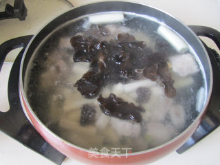Yam and Fungus Pork Ribs Soup recipe