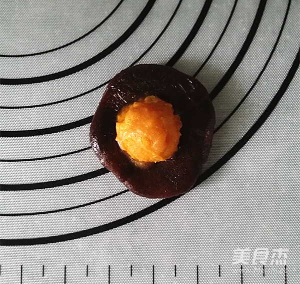 Cantonese Egg Yolk Mooncake recipe