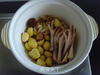 Anti-autumn Dryness, Nourishing and Nourishing Soup [chestnut Lily Pot Chicken Feet] recipe