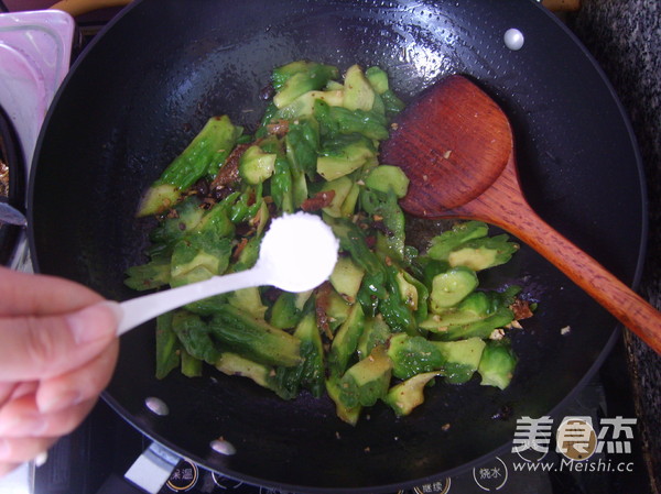 Stir-fried Bitter Gourd with Dace in Black Bean Sauce recipe