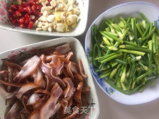 Stir-fried Pork Ears with Garlic Moss recipe