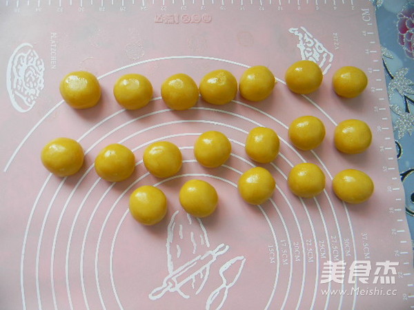 Cantonese-style Red Bean Paste and Minced Meat Mooncakes recipe