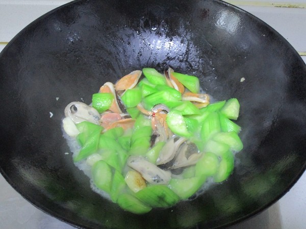 Mussels Fried Loofah recipe