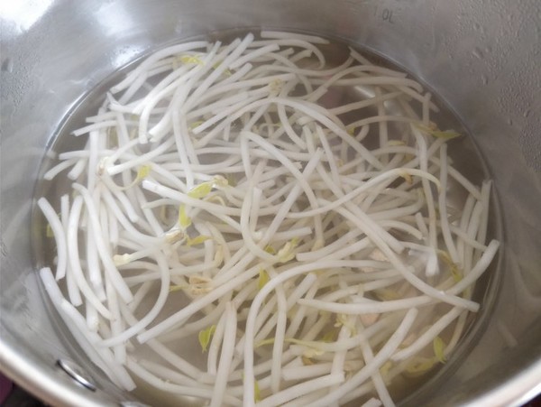 Refreshing Meal: Kelp Shreds Mixed with Bean Sprouts recipe