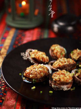 Steamed Fresh Abalone with Gold and Silver Garlic recipe