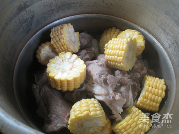 Loofah and Corn Tube Bone Soup recipe