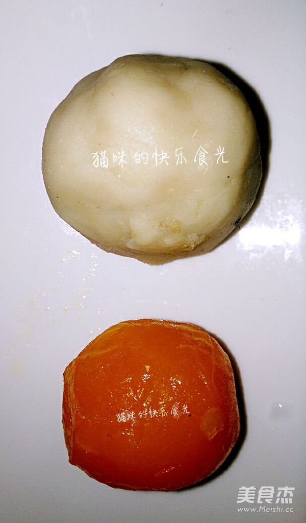 Cantonese-style Lotus Seed Paste Egg Yolk Moon Cake (50g/piece) recipe