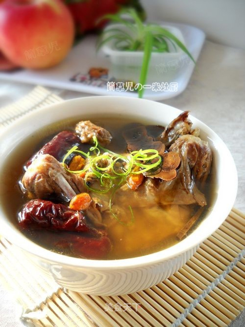 Stewed Pigeon with Ganoderma, Wolfberry and Jujube recipe