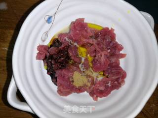 Stir-fried Shredded Pork with Cilantro and Carrots recipe