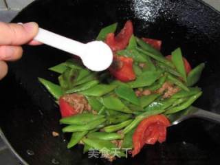 Stir-fried Kidney Beans with Tomato Pork recipe