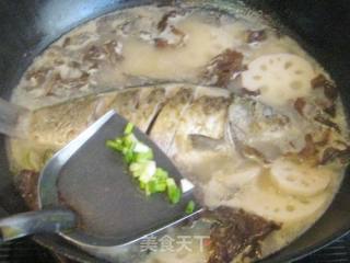 Black Fungus Lotus Root Crucian Carp Soup recipe
