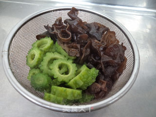 Black Fungus Mixed with Bitter Gourd recipe