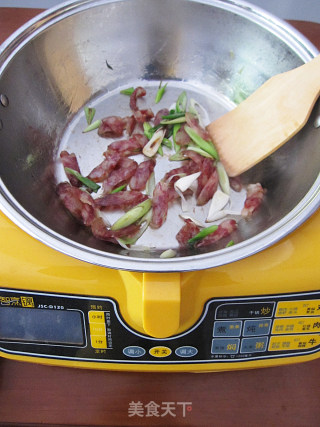 Home-style Quick Stir-fry-fried Sausage with Snow Peas recipe