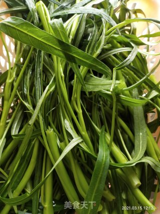 Spicy Stir-fried Water Spinach recipe