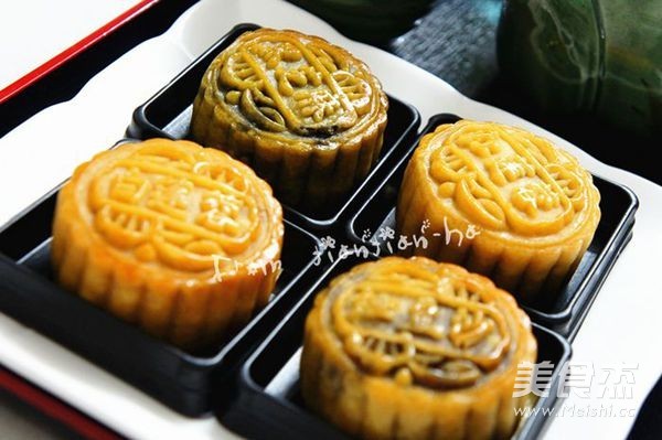 Mooncake with Lotus Seed Paste and Egg Yolk recipe