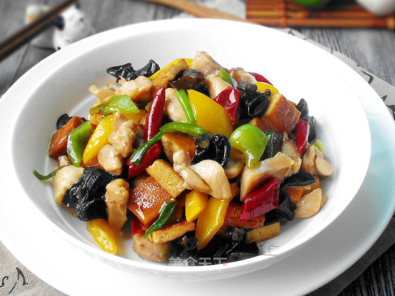Stir-fried Chicken with Spicy Dried Fungus recipe