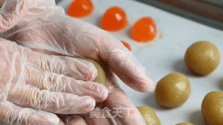 Traditional Mid-autumn Festival-mooncakes with Egg Yolk and Lotus Paste recipe