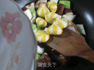Stir-fried Pugua with Mushroom and Fish Roe Wrap recipe