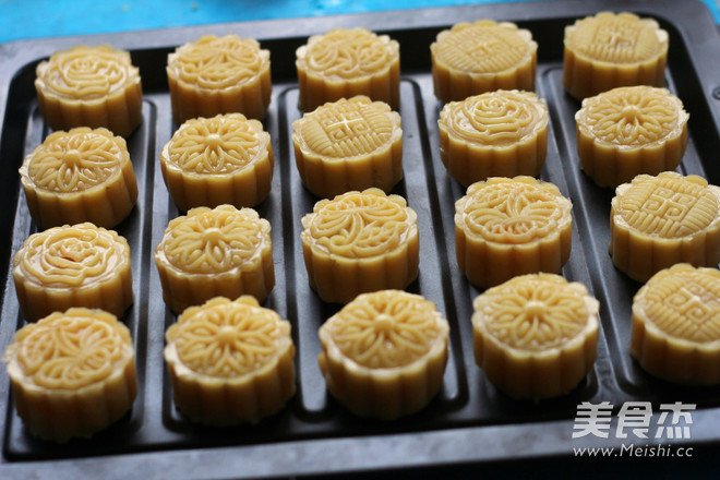 Mooncake with Lotus Seed Paste and Egg Yolk recipe