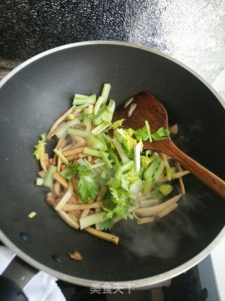 Stir-fried Celery with Pleurotus Eryngii recipe