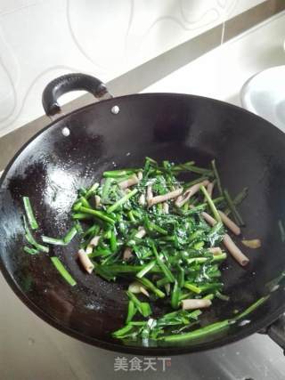 Stir-fried Sea Intestine with Leek recipe