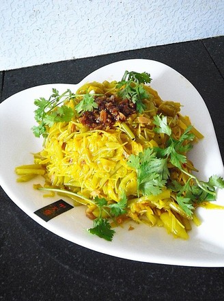 Garlic Pepper Mixed with Yellow Flowers