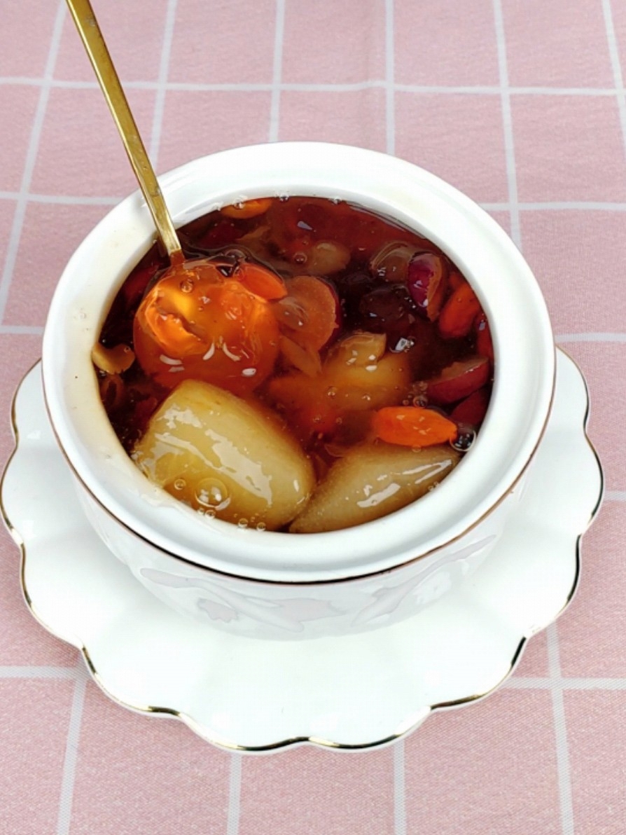 Relieving Cough and Moisturizing The Lungs and Beauty ~ Medlar Pear Stewed Peach Gum recipe