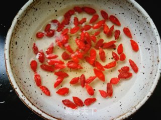 Stir-fried Snow Peas with Wolfberry Fungus recipe