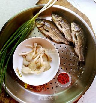 Fresh Oyster Mushroom and Crucian Carp Soup recipe