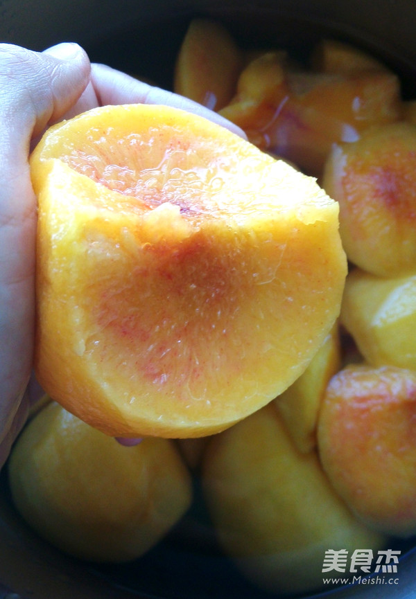 Homemade Canned Yellow Peaches in Syrup recipe