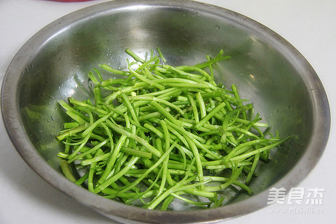 Stir-fried Pork Liver with Artemisia Quinoa recipe