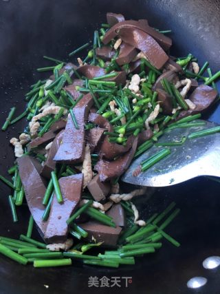 Stir-fried Pork Blood with Shredded Pork and Leek recipe