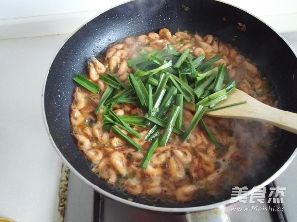 Stir-fried River Prawns with Garlic Leaves recipe