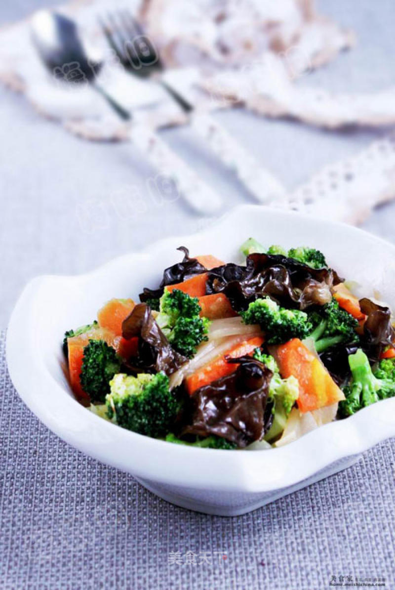 Post-holiday Gastrointestinal Preparation-fried Fungus with Winter Lettuce recipe