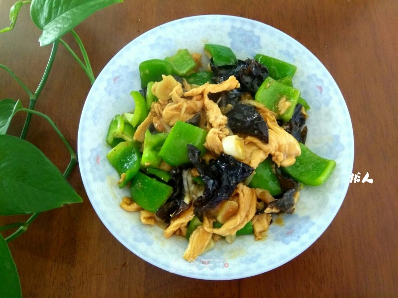 Stir-fried Chicken with Green Pepper and Fungus