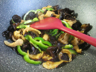 Fried Gluten with Light Pepper and Black Fungus recipe