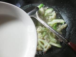 Loofah and Cauliflower Soup with Minced Meat recipe