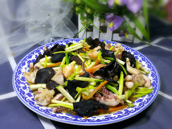 Fried Squid with Garlic and Yellow Fungus recipe