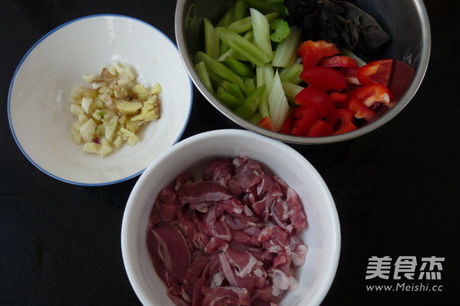 Stir-fried Lamb with Fungus and Celery recipe