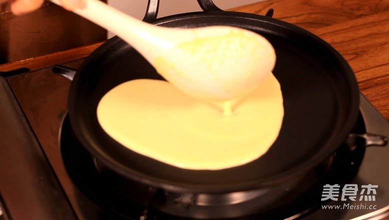 A Delicious Dessert that You Can Make with A Pan—mango Pancake recipe